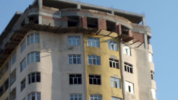    Bakıda 15 mərtəbəli binanın üstündə daha iki mərtəbə tikilir - Fotolar   