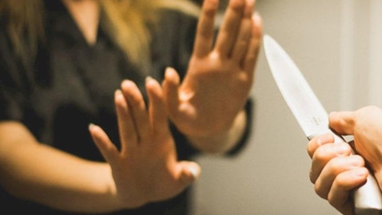    Salyanda arvadını bıçaqlayandan sonra özünü yandıran ər öldü   