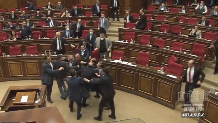    Ermənistan parlamentində biabırçılıq: “Dayı” sözünün üstündə kütləvi dava düşdü - Video   