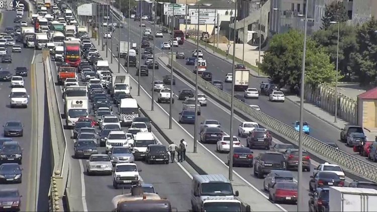    Qəza tıxaca səbəb oldu - Avtobuslar gecikir   