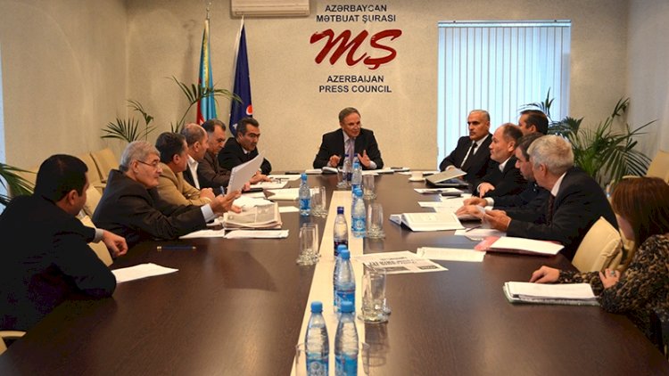    Baş redaktor Mətbuat Şurasının rəhbərliyini tam heyətdə istefaya çağırdı   