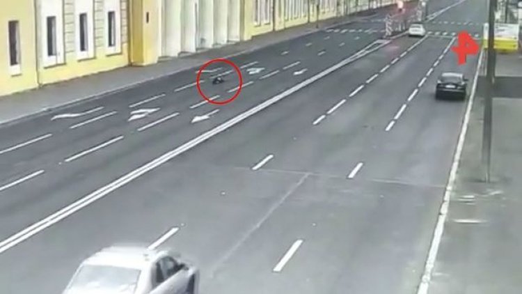    Polisin barmağını avtomobilin şüşəsinin arasında qoyub yol ilə sürüdü - Video   