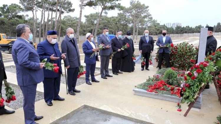    Allahşükür Paşazadə 40-cı anım günündə Tovuz şəhidlərinin məzarlarını ziyarət etdi - Foto   