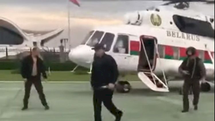    Lukaşenko İstiqlaliyyət Sarayına əlində avtomat vertolyotla gəldi - Video   