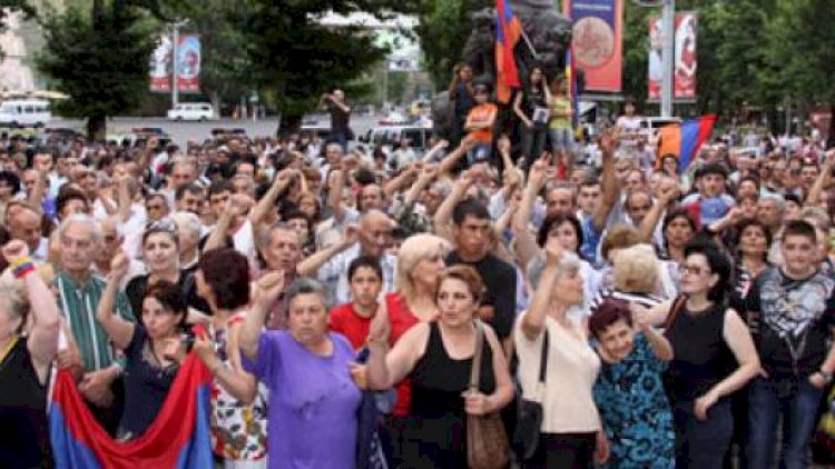    İrəvanda etiraz aksiyası başladı  - Nazirin istefası tələb olunur   