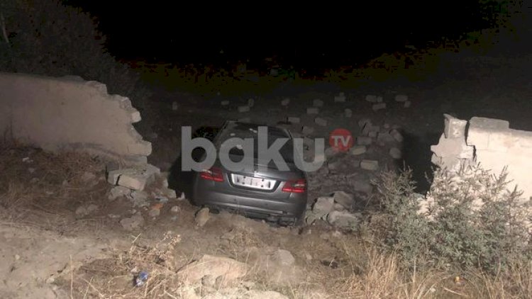    Bakıda avtomobil idarəetmədən çıxaraq aşdı - Fotolar   
