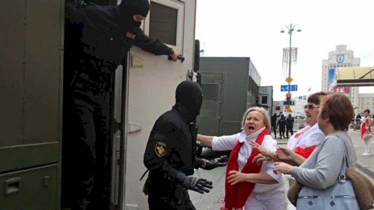    Minskdə vəziyyət gərginləşir: Polislə etirazçılar arasında toqquşma   