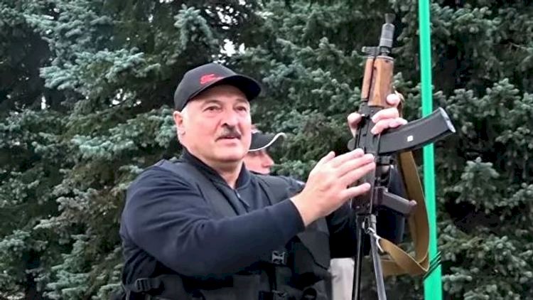    Lukaşenko yenə əlində avtomatla görüntüləndi   
