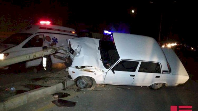    Sumqayıtda avtomobil yoldan çıxaraq aşdı - Fotolar   
