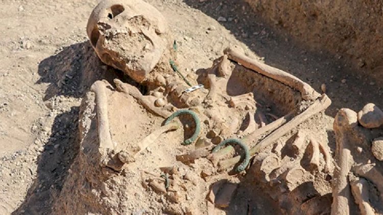    Qulağında sırğa, əlində üzük, boğazında boyunbağı olan qadın skeleti tapıldı   - Foto