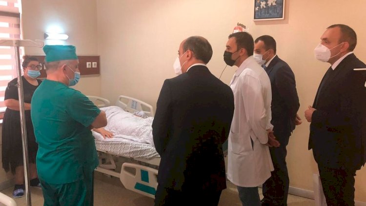    Təhsil naziri özünü məktəb binasından atan şagirdə baş çəkdi - Foto   