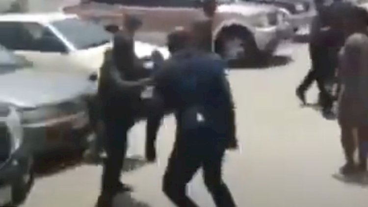    Prezident küçənin ortasında naziri döydü - Video   