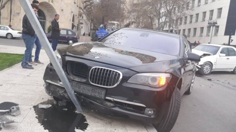   “BMW” yol kənarındakı piyadanı vurdu   
