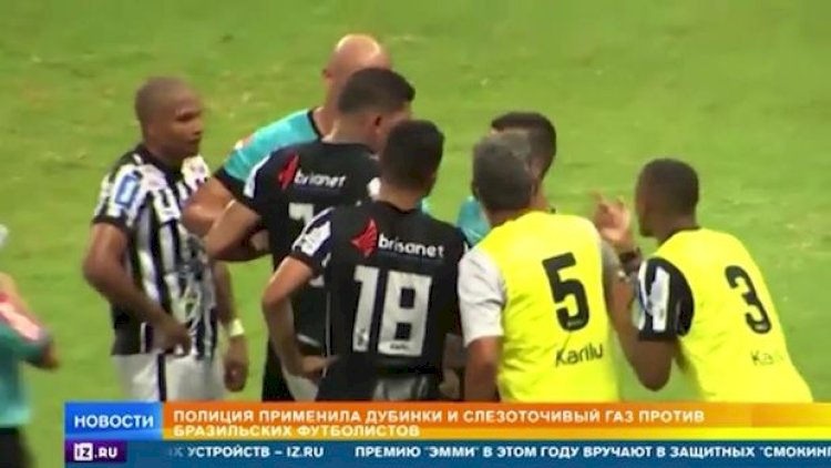    Polis futbolçuları sakitləşdirmək üçün gözyaşardıcı qazdan istifadə etdi   - Video