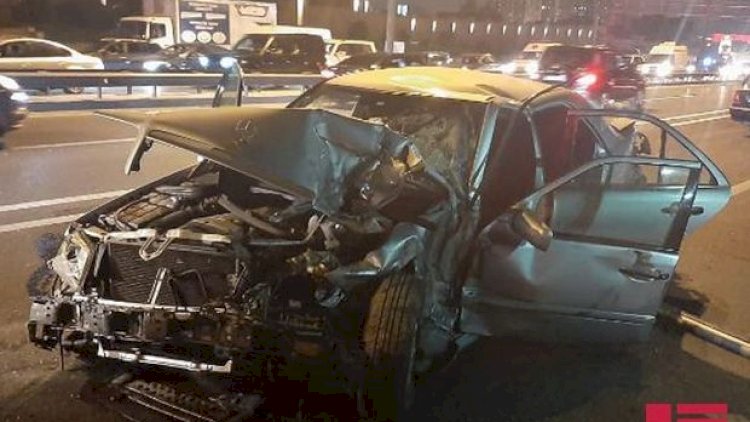    Bakıda ağır qəza: Sürücü zərbənin təsirindən yol kənarına düşüb öldü - Fotolar   
