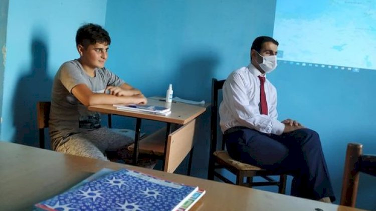    Ucqar kənddə çalışan müəllim distant təhsili fərqli üsulla əvəz etdi    