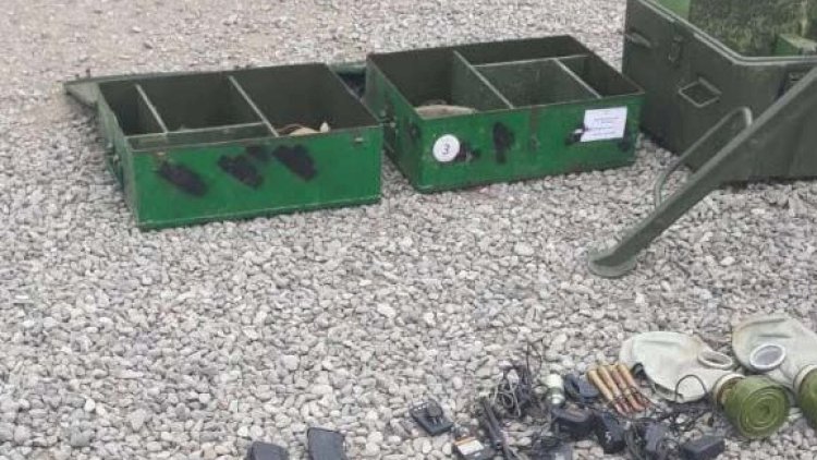    Düşmən öz silahlarını atıb qaçır   - Fotolar