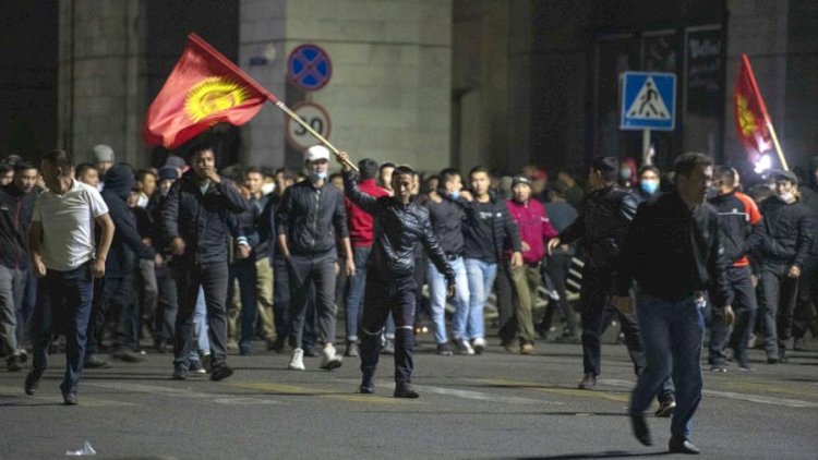    Qırğızıstanda etirazçılar Daxili İşlər Nazirliyinin binasını ələ keçirdi   