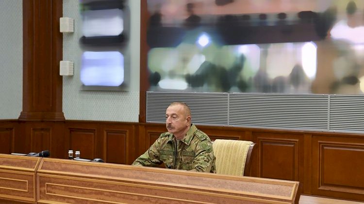    İlham Əliyevin rəhbərliyi ilə Müdafiə Nazirliyinin Mərkəzi Komanda Məntəqəsində operativ müşavirə keçirildi   