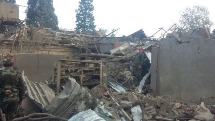    Gəncədə raket atəşi nəticəsində dağılmış binada axtarış-xilasetmə işləri yekunlaşdı   