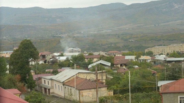    Xankəndidə erməni qadın balkonundan “Xoş gəlmisiniz” plakatı asdı + Video   