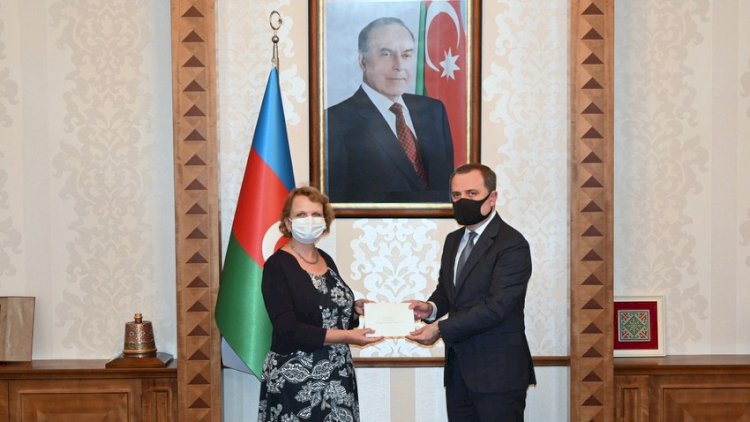    Ceyhun Bayramov Niderlandın yeni səfiri ilə görüşdü   