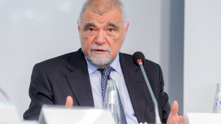    “Dinc əhaliyə qarşı güc tətbiqini şiddətlə qınayıram” -   Stepan Mesiç