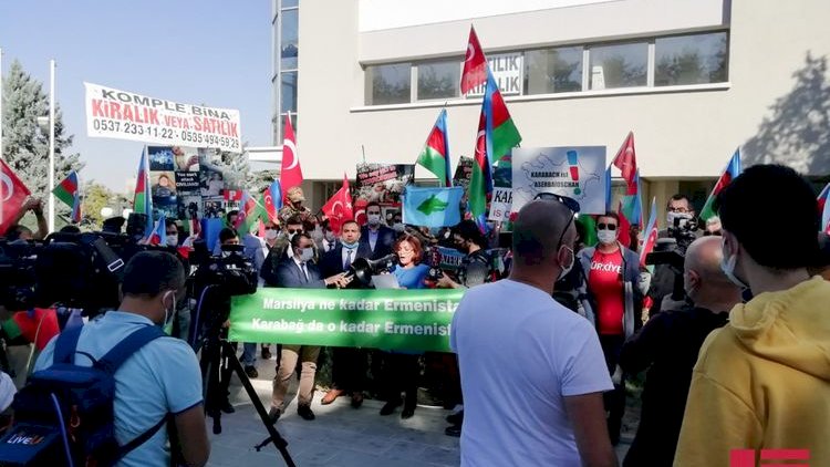    Fransanın Türkiyədəki səfirliyi qarşısında etiraz aksiyası keçirilib   
