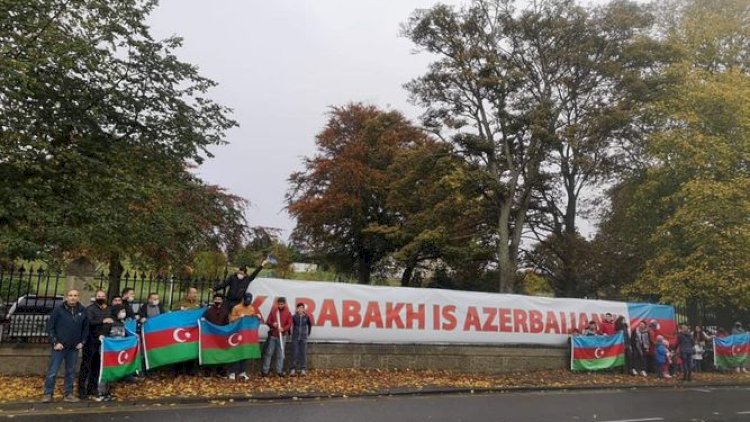    Britaniyanın müxtəlif şəhərlərində Müstəqillik günü ilə bağlı bannerlər qaldırıldı - Fotolar   