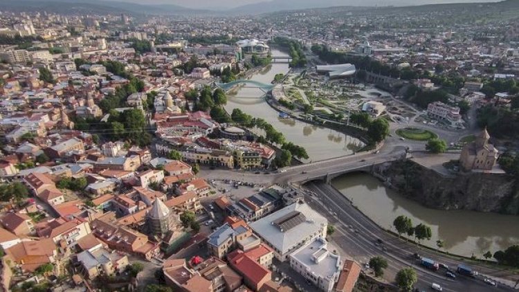    Tbilisi teleqülləsi Azərbaycan bayrağının rəngləri ilə işıqlandırıldı - Foto   