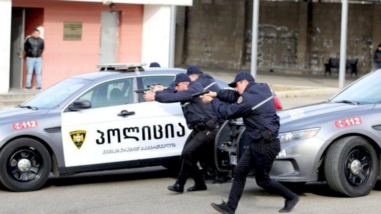    Gürcüstanda silahlı şəxs bankda bir neçə nəfəri girov götürüb   
