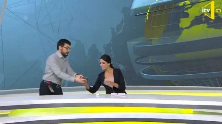    Prezidentin 4 qələbə tviti canlı efirdə maraqlı anlara səbəb oldu - Video   