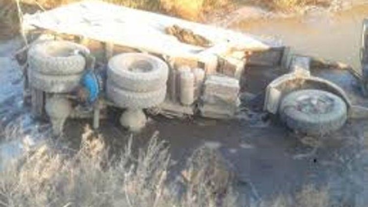    “KamAZ” su kanalına aşdı, sürücü öldü   