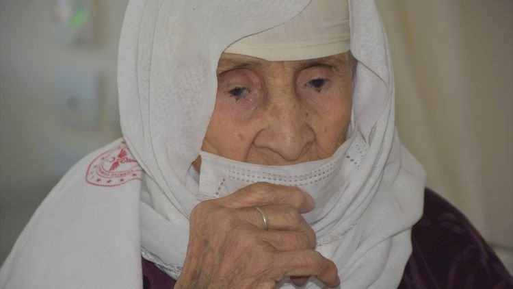   120 yaşlı qadın koronavirusa qalib gəldi   