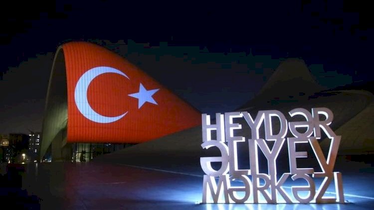    Heydər Əliyev Mərkəzinin binası Türkiyə bayrağının rənglərinə büründü   