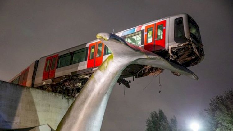    Relsdən çıxan metro qatarını heykəl xilas etdi - Video   