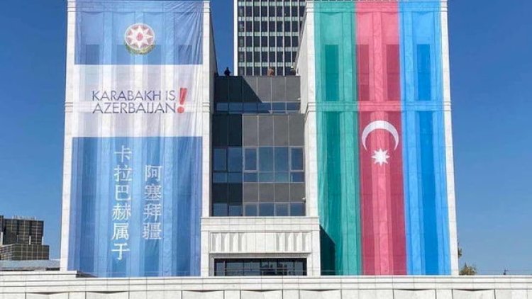    Pekində binanın üzərində Azərbaycan bayrağı işıqlandırıldı - Fotolar   