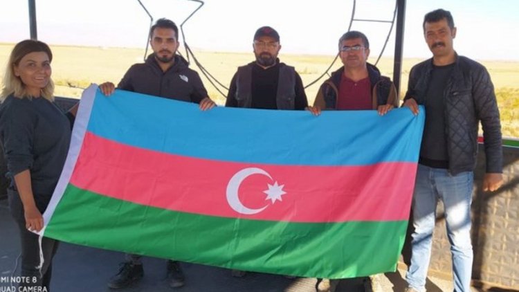    Ermənistanla sərhəddə Azərbaycan bayrağı   