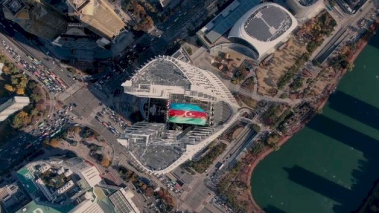    Azərbaycanın dövlət bayrağı dünyanın ən hündür beşinci göydələnində dalğalandı - Fotolar   