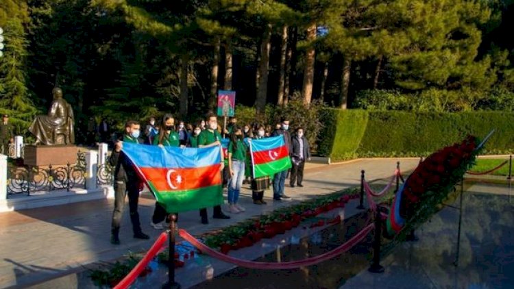   Könüllülər Bayraq Günü münasibətilə Ulu Öndərin məzarını və Şəhidlər Xiyabanını ziyarət ediblər - Fotolar   