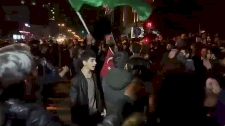    Bakı sakinləri qələbə sevinci ilə küçələrdə - VİDEO   