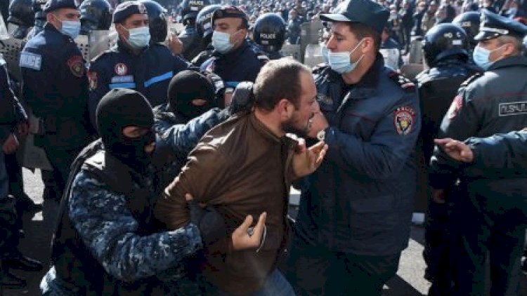    Yerevanda polis müxalifətin mitinqinin təşkilatçılarını saxladı   
