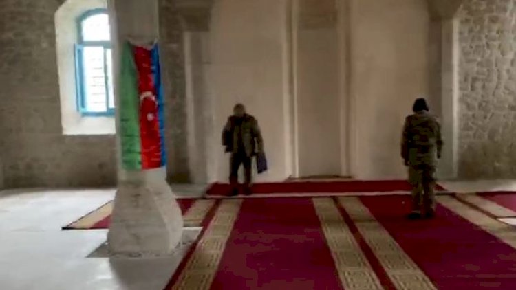    Azərbaycan əsgərləri Şuşa məscidində namaz qılır - Video   