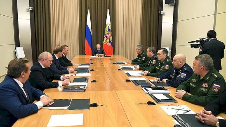    Putin ordu rəhbərliyi ilə iclasda: “Siz məndən qorxursunuz yoxsa məni sizdən qoruyurlar?”   