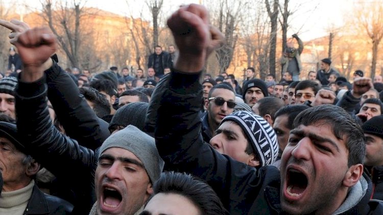    “Bu cırtdan millət nə vaxta qədər əsassız ambisiyalarla yaşayacaq?“   