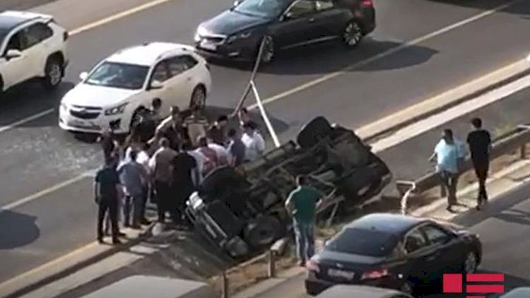    Bakıda “Hyundai” aşıb, sərnişin ölüb   
