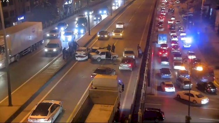    Bakıda avtomobil qəzası tıxac yaratdı   