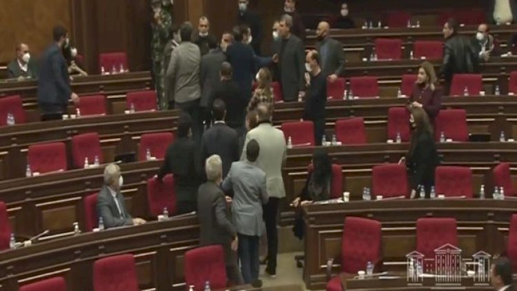    Ermənistan parlamentində dava düşdü, mühafizəçilər müdaxilə etdi - Video   