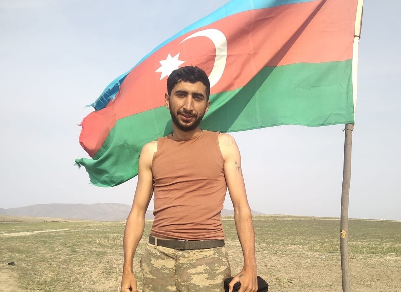 Sevdiyi qızın anasına xəbərdarlıq edən əsgər danışdı: “Sözüm sözdür!”  - Video