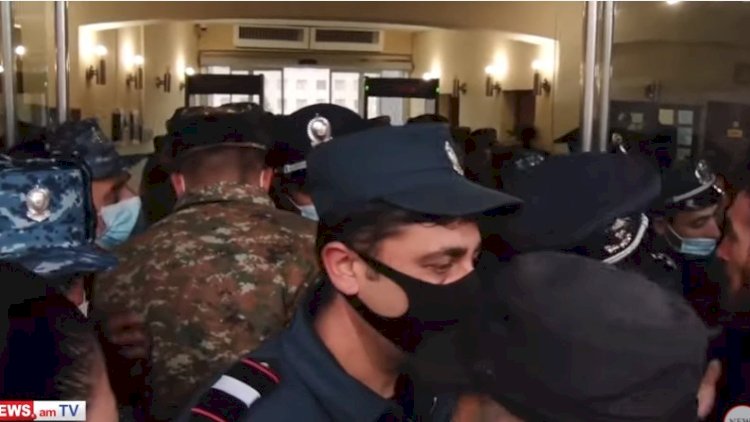    Erməni polisindən itkin əsgərlərin valideynlərinə qarşı zorakılıq - Video   